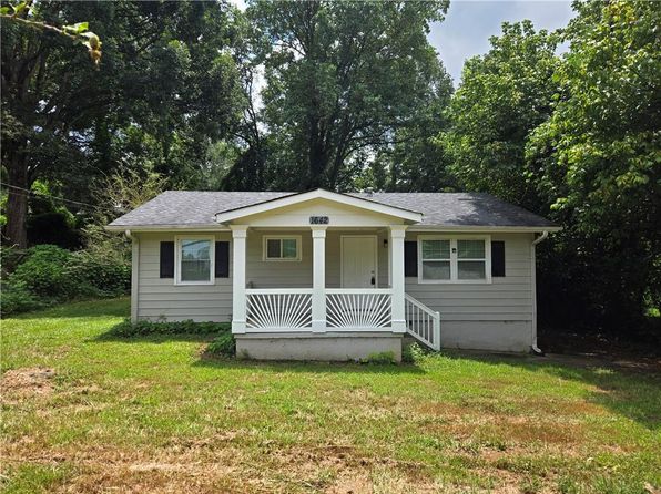 1642 Mary George Ave NW