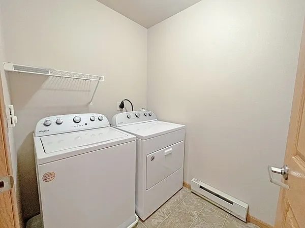 Elk Pointe Apartments — Photo 13