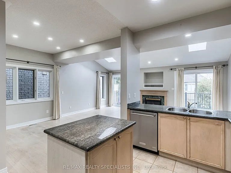 2115 Pinevalley Cres — Photo 13