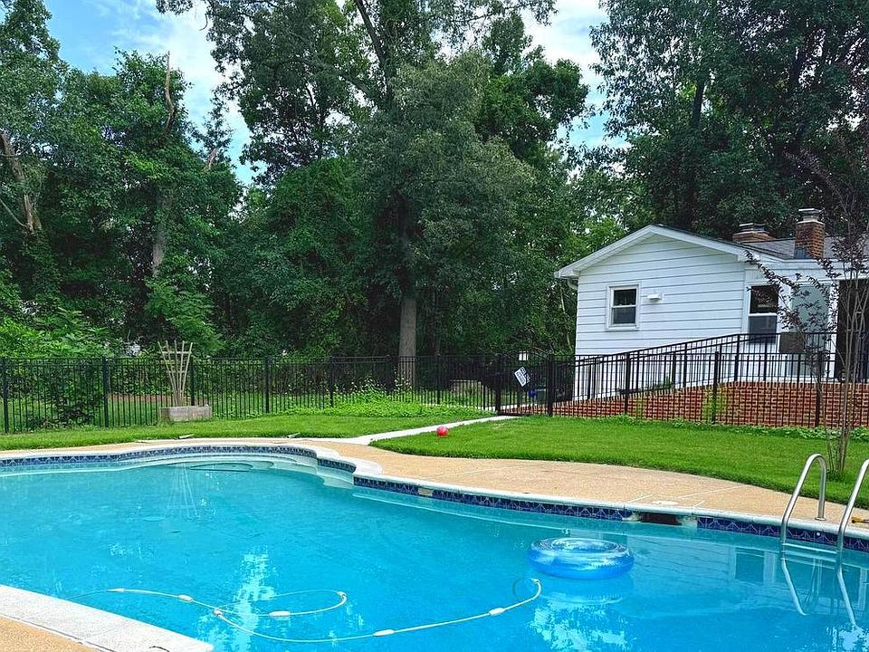 1st image of 833 Meadow Rd