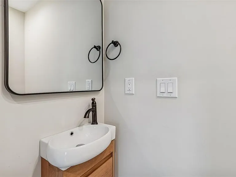 3921 Versailles Dr — Photo 25