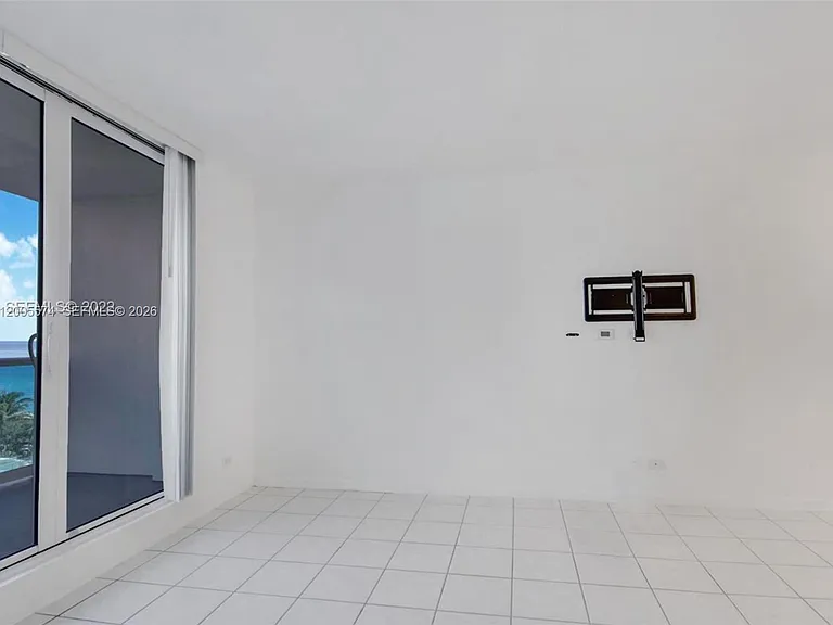 2301 Collins Ave #817 — Photo 4