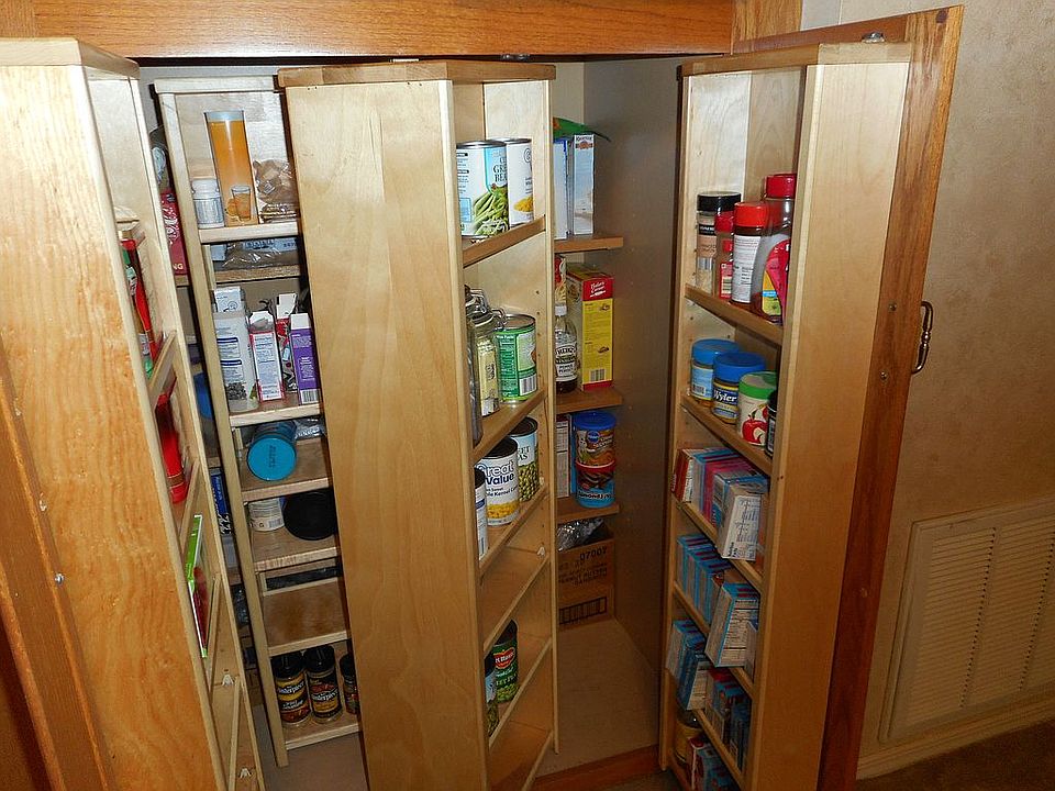 Pull out kitchen pantry