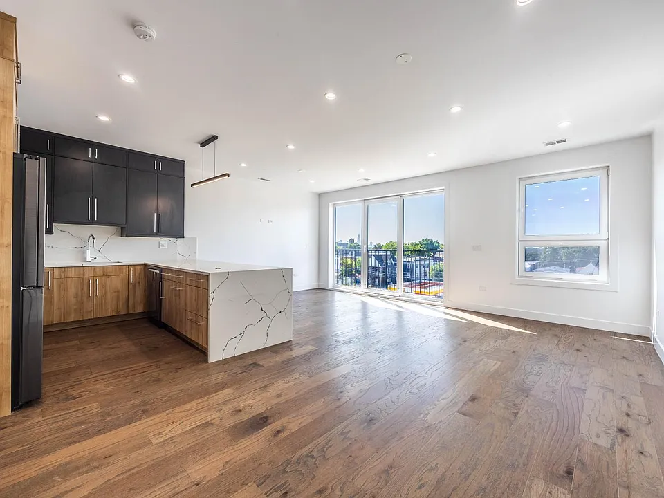 3008 W Belmont Ave #4