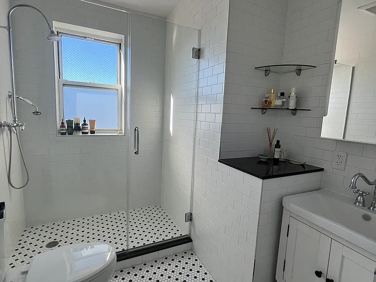 43 Meserole St #4B — Photo 17