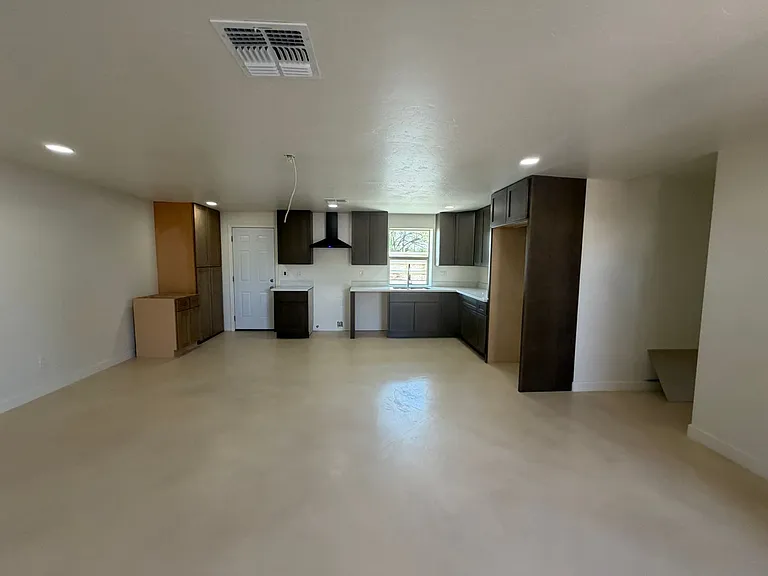 770 S Bryant Ave — Photo 2