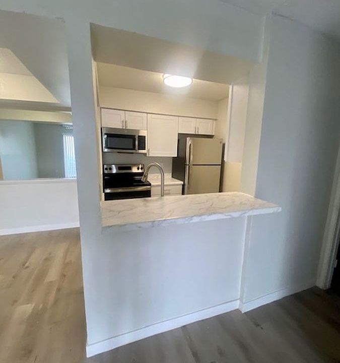 1st image of 1010 W Main St Unit 208