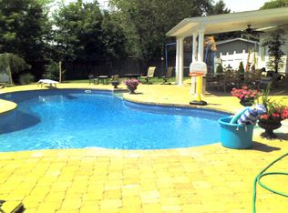 32 Pheasant Ln, East Setauket, NY 11733