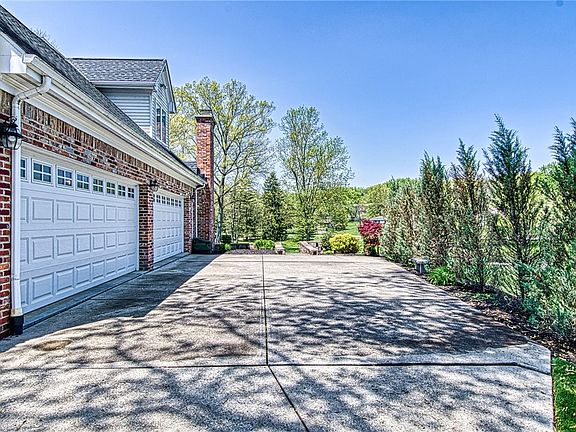 2nd image of 216 Lakevue Dr