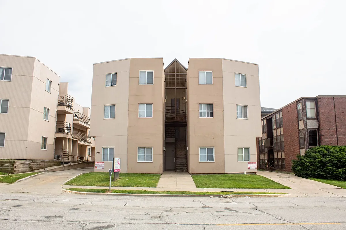 Building Photo - 907 W Oregon St