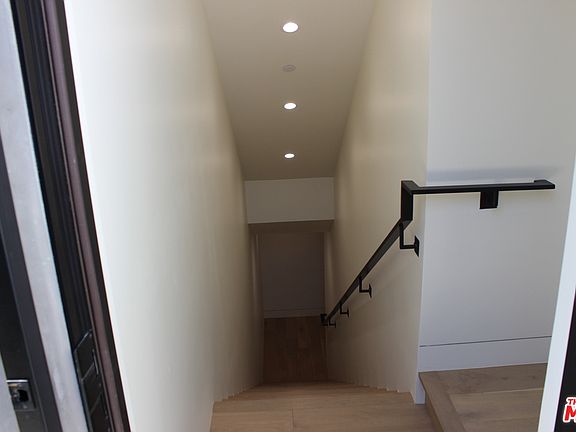 4th image of 4053 Sapphire Dr