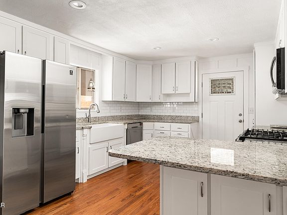 5th image of 608 Mountain View Dr
