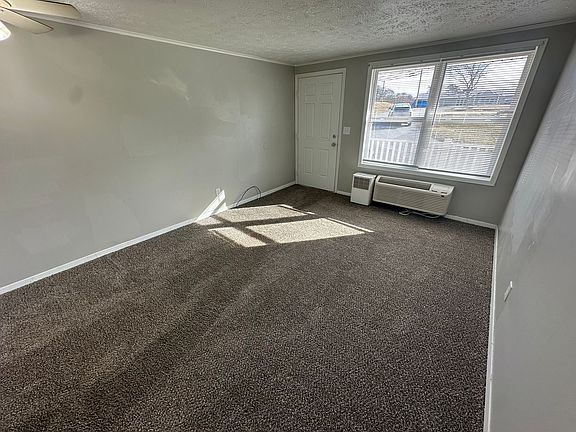 4th image of 1415 Lancaster St #100F