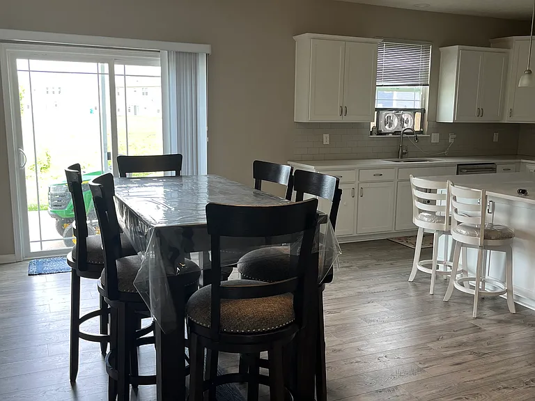 1873 Doncaster Dr — Photo 4