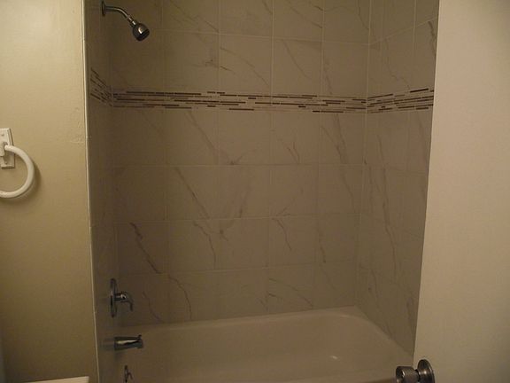 4th image of 924 E College St #924