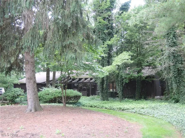 1979 Twin Oaks Dr, Youngstown, OH 44420