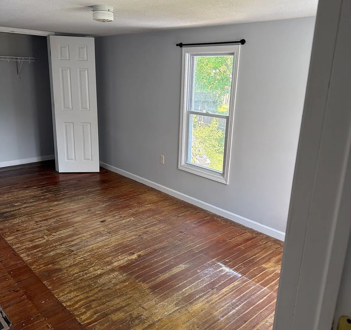 3 bed, 2412 sqft, $1,100 — Photo 3