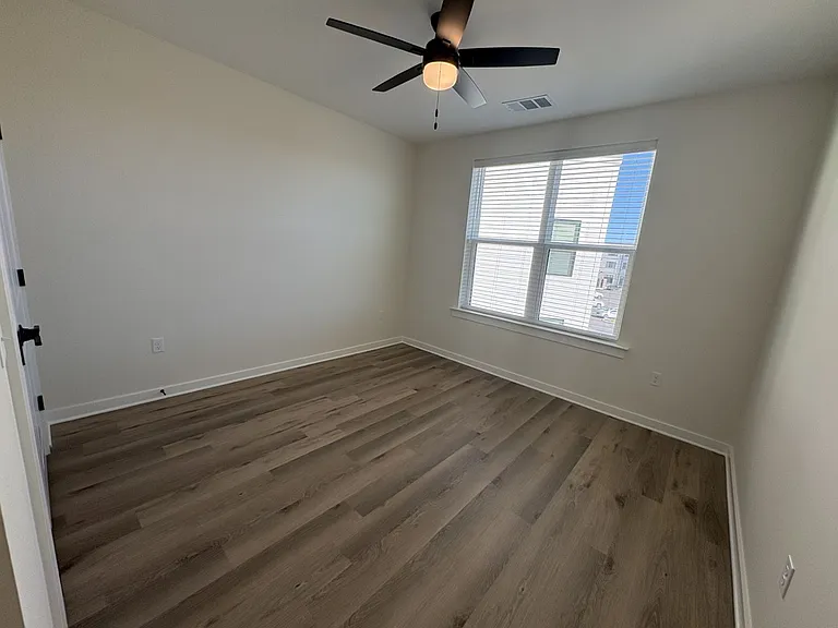 815 Bolivar Dr — Photo 6
