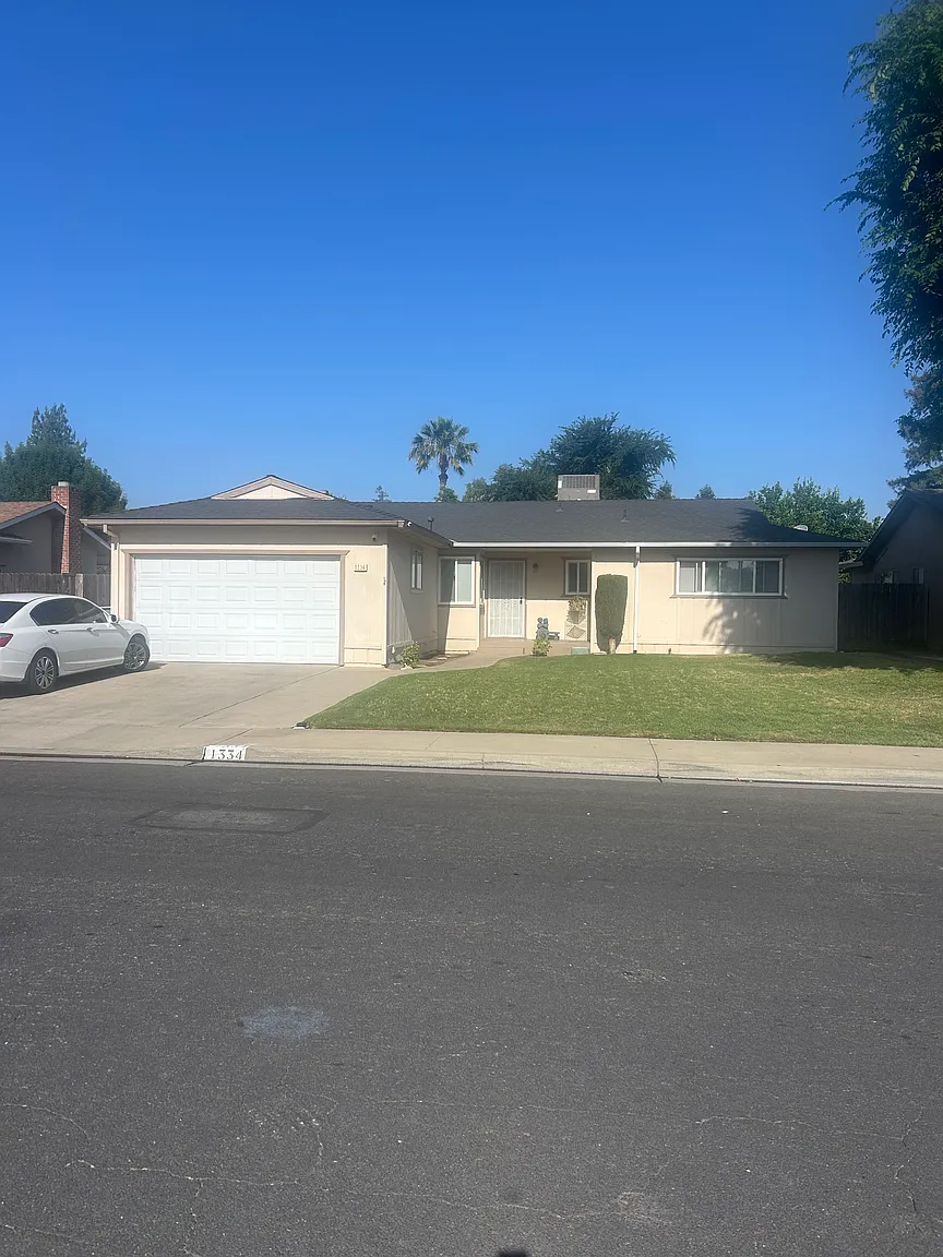 1334 Ezie Ave photo 1