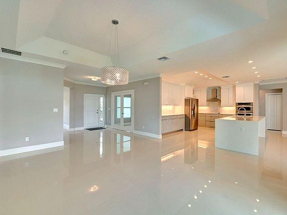3rd image of 2233 SW Elmwood Avenue