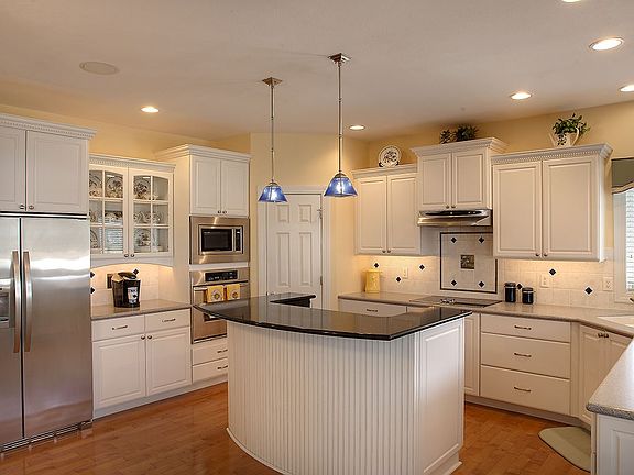 3rd image of 2908 Stratford Ct
