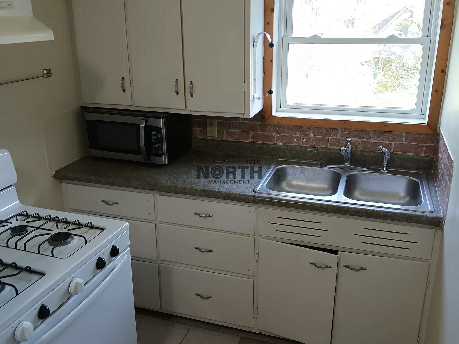 305 4th Ave E — Photo 1