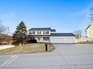 4700 Heatherstone Rd, Bettendorf, IA