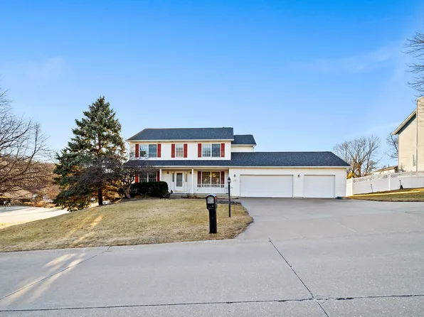 4700 Heatherstone Rd, Bettendorf, IA 52722