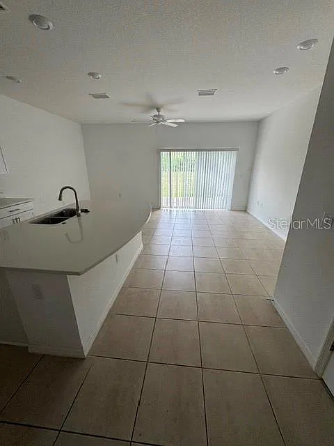 3 bed, 2.5 bath, 1373 sqft, $2,400 — Photo 2