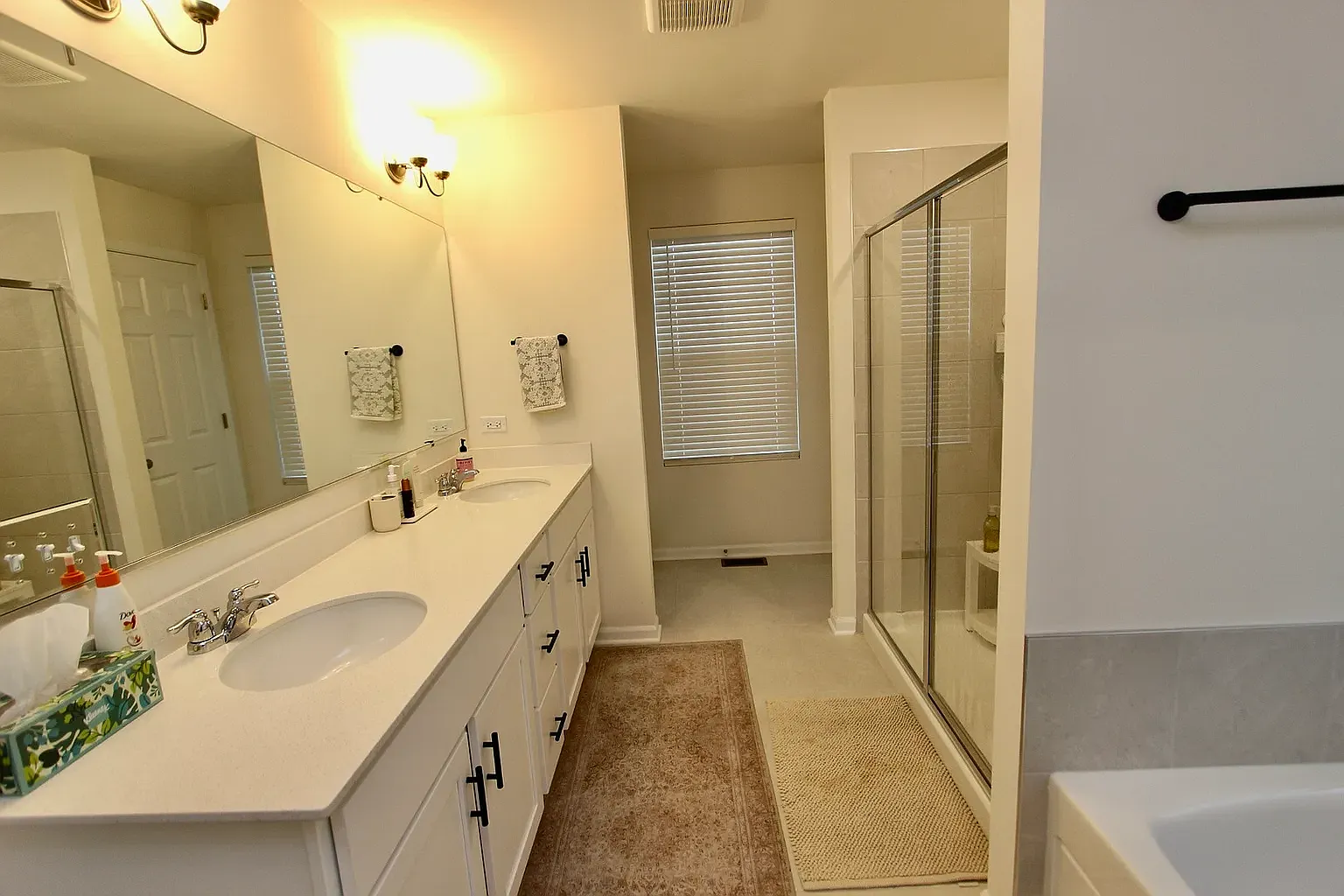 3 bed, 2.5 bath, 2400 sqft, $3,400 — Photo 4