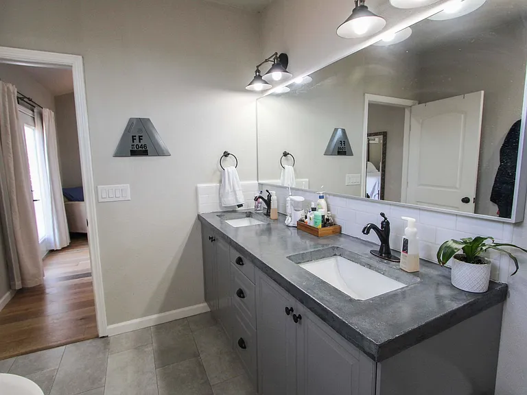 711 W Lullwood Ave — Photo 22