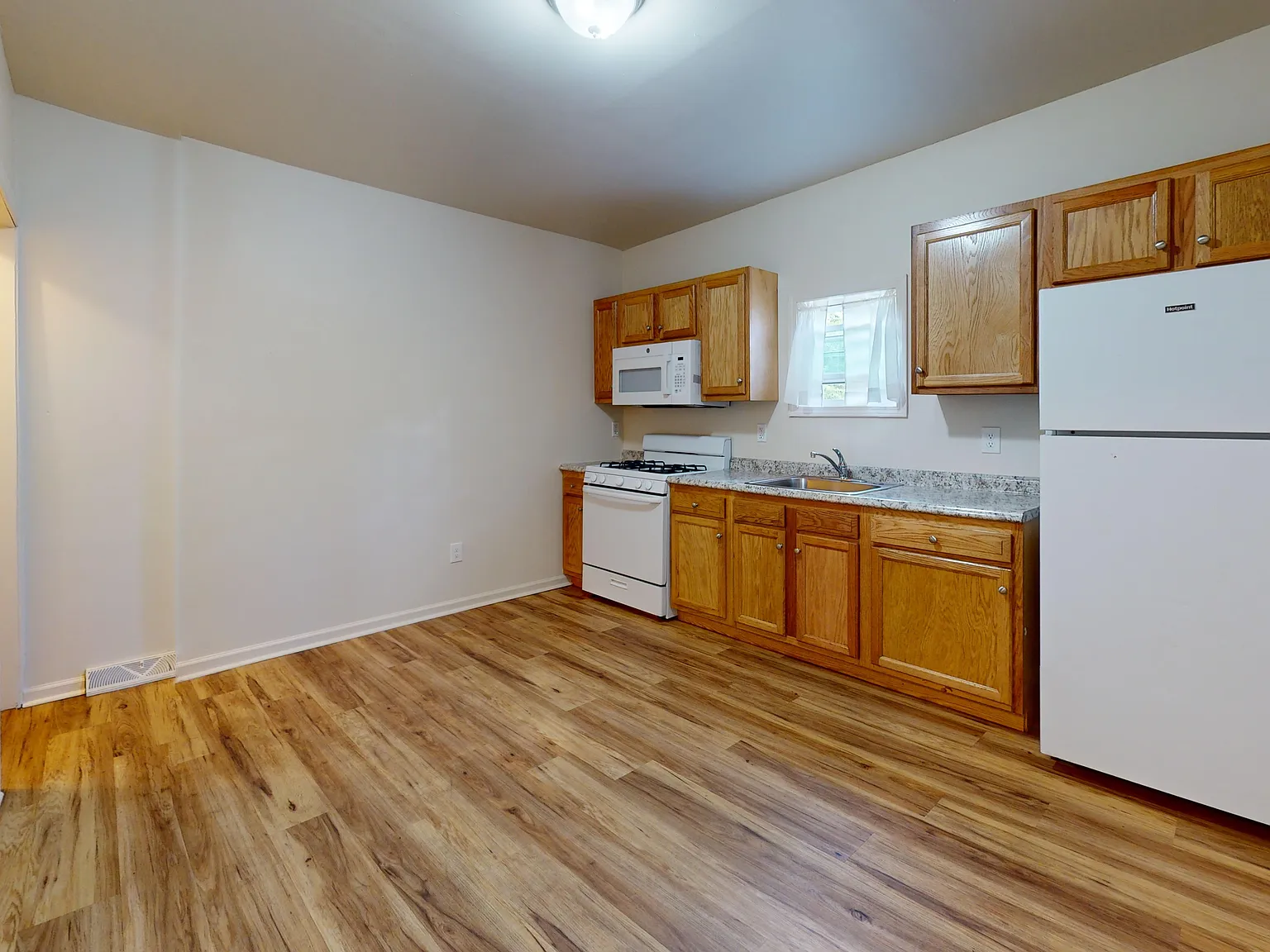 2 bed, 832 sqft, $150 — Photo 2