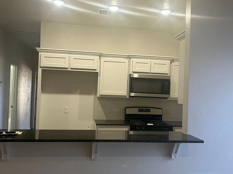 1211 SW Oklahoma Ave — Photo 3