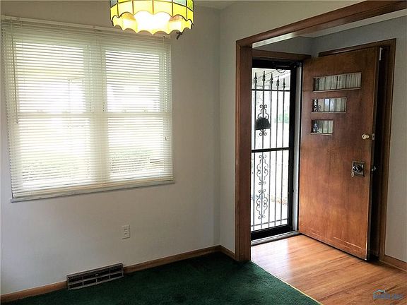 5th image of 141 Windsor Dr