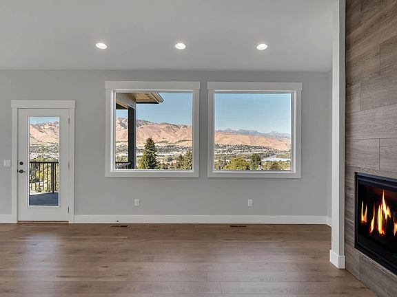 5th image of 2580 Catalina Ave