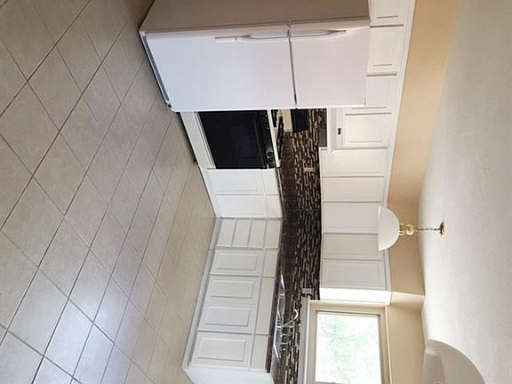 4th image of 10404 Sugarberry Dr