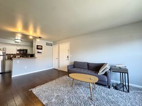 445 W 9th St