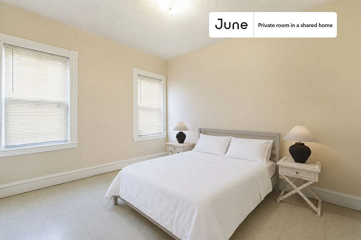 Queen bedroom in 5 bed/1.5 bath home in Harvard Square (Cambridge) #1809 E — Photo 1