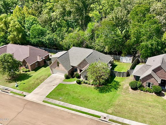 5th image of 126 Marion Dr