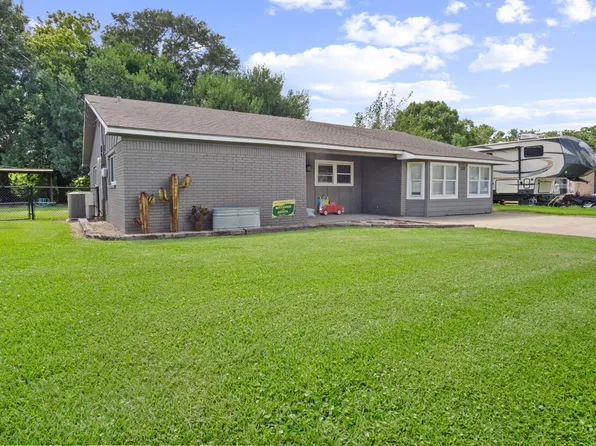 138 N Lake Dr, Winnie, TX 77665