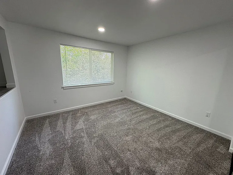 Santiam 1527 Triplex — Photo 8
