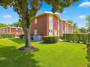 630 Hibbard Rd, Wilmette, IL 60091