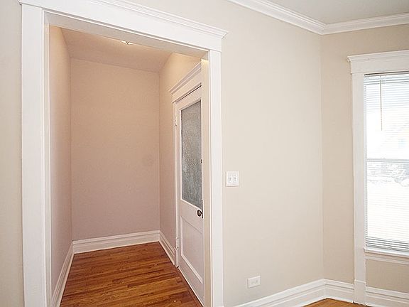 2nd image of 905 Marengo Ave #1