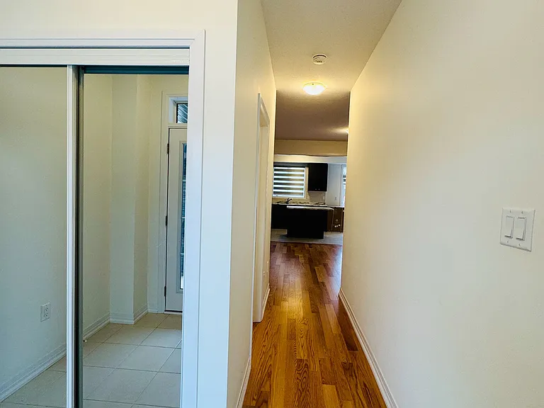 52 Cresthaven Hts — Photo 2