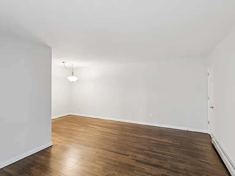 Queens Gardens Apartments — Photo 37