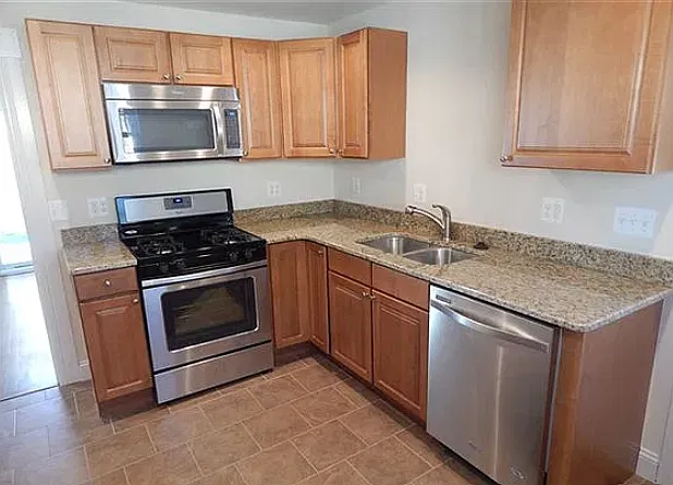 4 bed, 2555 sqft, $3,200 — Photo 4