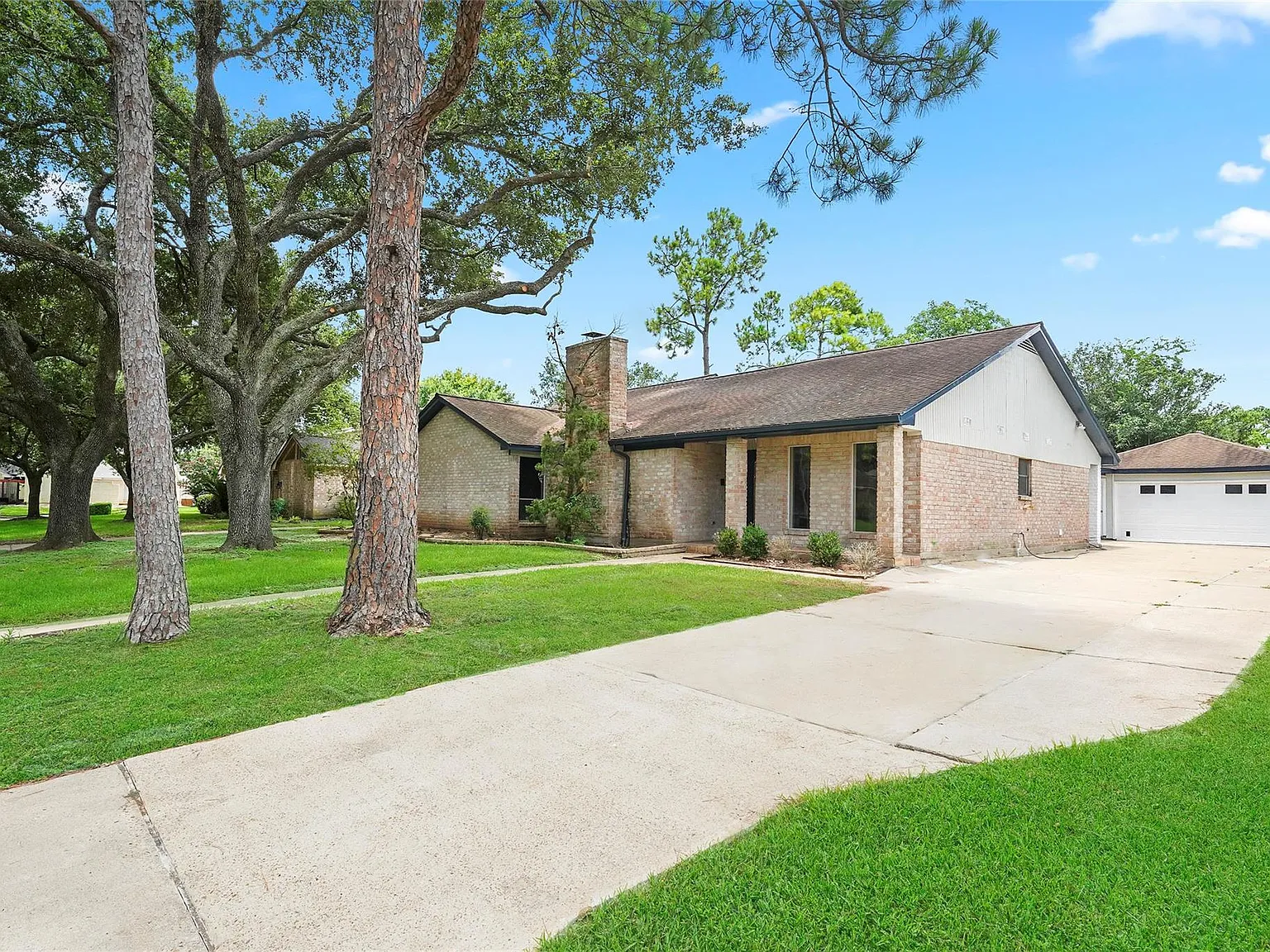 4 bed, 4.0 bath, 2324 sqft, $2,650 — Photo 2