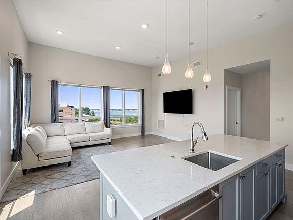 3rd image of 130 Broad Reach #608