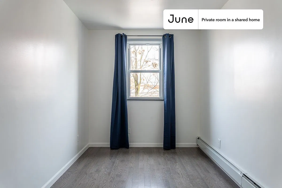 Queen bedroom in 4 bed/2 bath home in Astoria #979 B — Photo 2