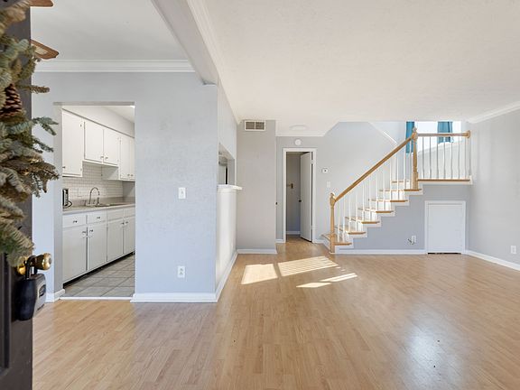 4th image of 810 Bellevue Rd APT 207